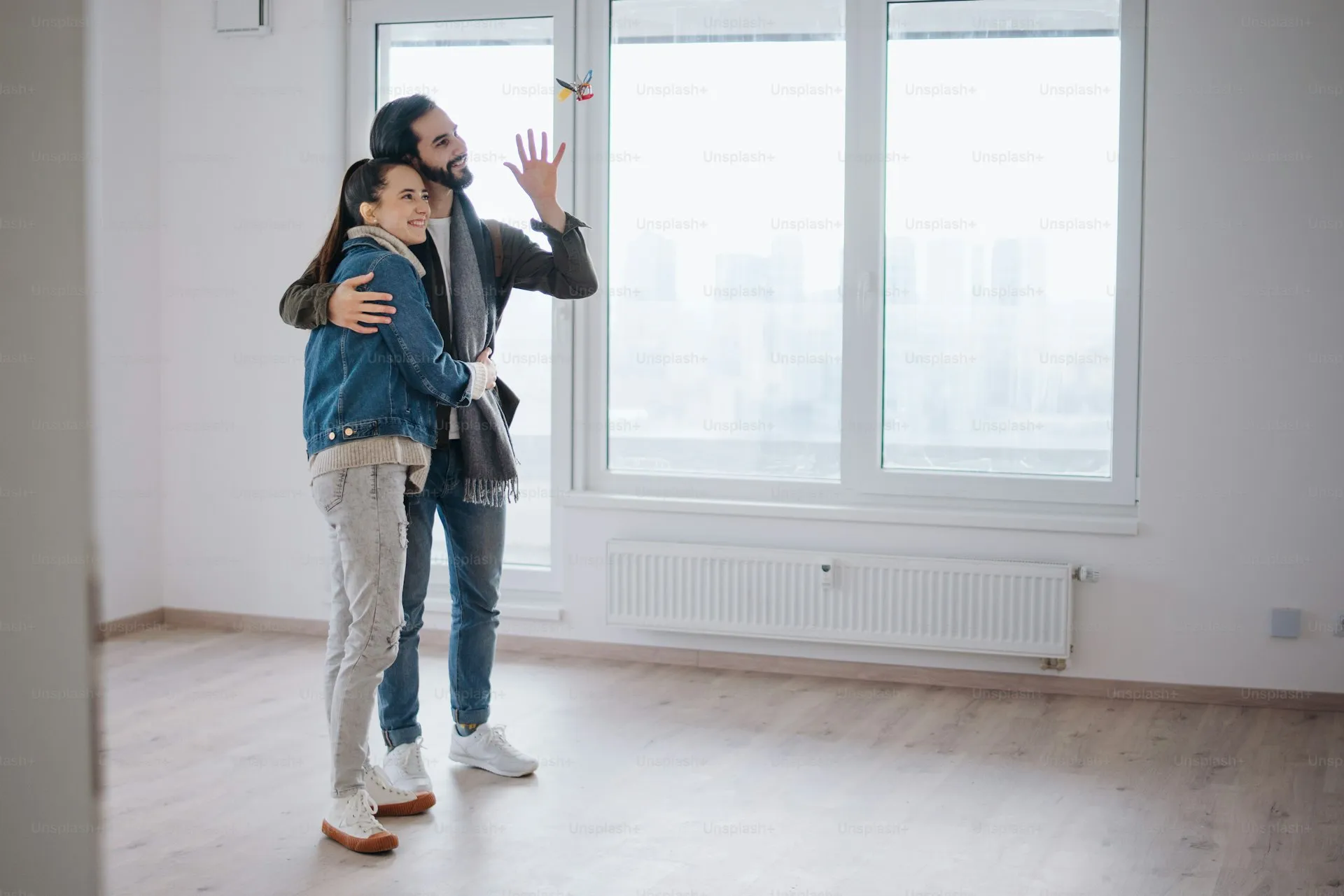 Couple consultant un dossier immobilier dans un café parisien avec vue sur les toits