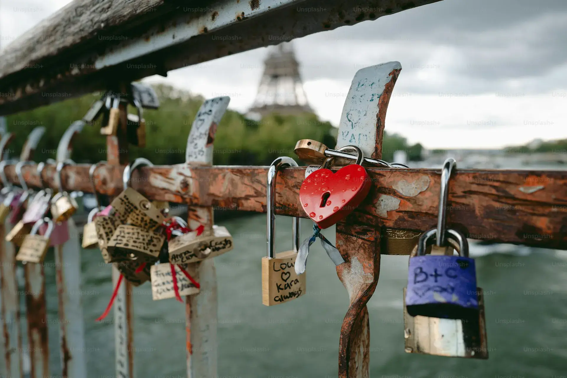 Jeune couple consultant des documents financiers devant un immeuble parisien
