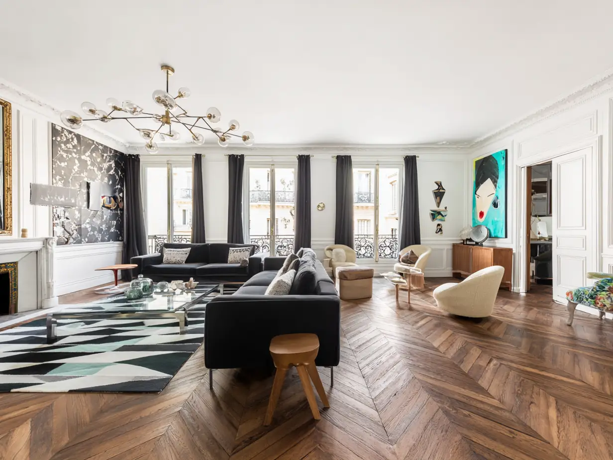 Grand salon familial parisien au parquet en point de Hongrie