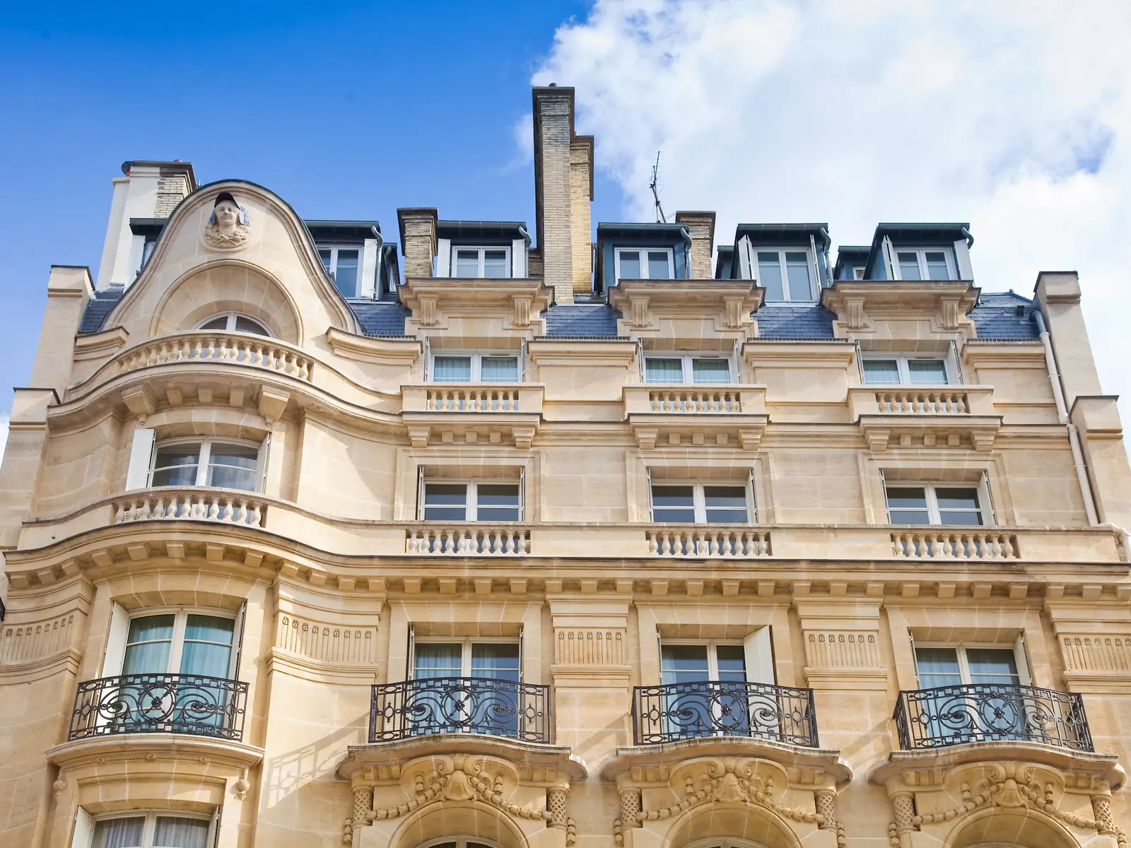 Immeuble haussmannien vu en contre-plongée