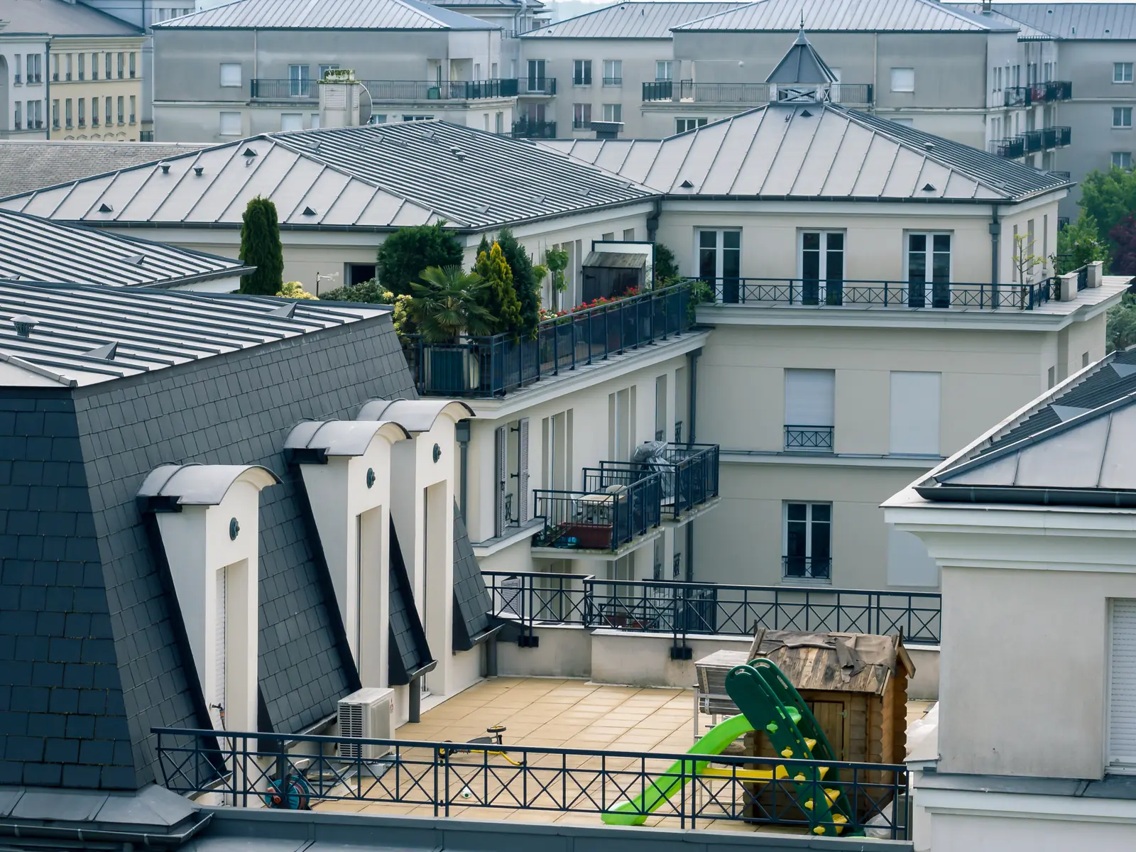 Toits parisiens et terrasses en surplomb
